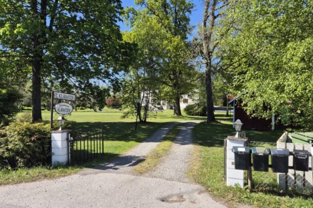 FrontGate The driveway to Klåvasten bed and breakfast
